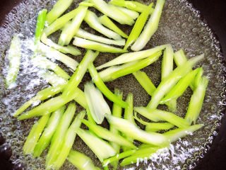 8、干锅千叶豆腐,锅中烧开水，焯一下芹菜。