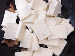 11、干锅千叶豆腐,倒入千叶豆腐。