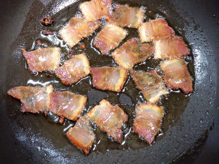 10、干锅千叶豆腐,肥油煸出即可，不要煸糊了哟！