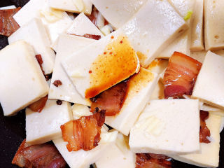 13、干锅千叶豆腐,再加入盐、生抽。