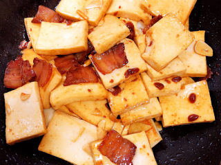 15、干锅千叶豆腐,将千叶豆腐翻炒均匀。加入50ml水翻炒。