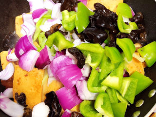 16、干锅千叶豆腐,加入所有的蔬菜，继续翻炒。