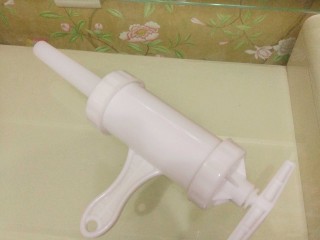 2、麻辣香肠,灌肠器一个