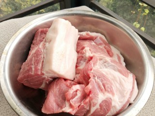 3、麻辣香肠,肥瘦相间的猪肉去皮去骨