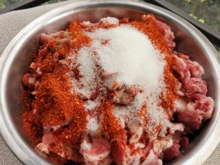 5、麻辣香肠,放入所有调料