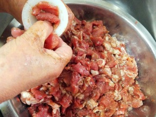 7、麻辣香肠,猪肠衣冲洗几遍再浸泡半个小时就可以用了，灌肠器我个人觉得用得不是很顺手，就只用了那个像漏斗的物件，将肠衣套进长管，用手将肉片装进去，肠衣最前端先用棉线打结，然后灌肉，灌完一根肠衣就隔15厘米用棉线打结，分成一段段的，用针刺来排气，然后把肉挤紧凑。