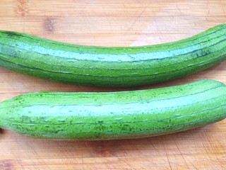 1、蒜蓉蒸丝瓜,取丝瓜切去两头