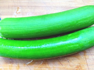 2、蒜蓉蒸丝瓜,用小刀刮去上面一层粗皮，洗净