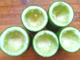 3、蒜蓉蒸丝瓜,切成3公分左右的段，用小勺挖个小坑（如图）