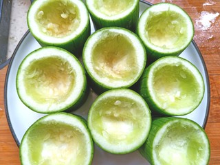 4、蒜蓉蒸丝瓜,全部挖好放入盘中备用