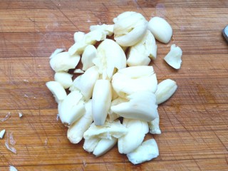 5、蒜蓉蒸丝瓜,蒜拍碎