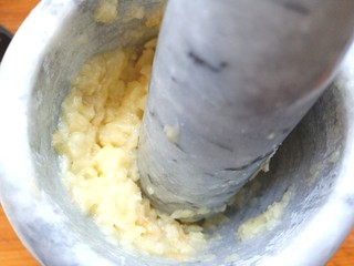 6、蒜蓉蒸丝瓜,放入蒜碗中，砸成蒜泥