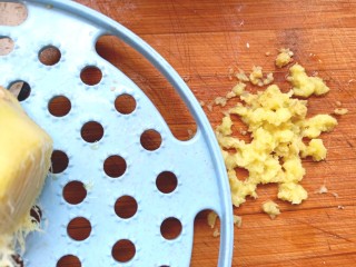 7、蒜蓉蒸丝瓜,姜磨成姜末