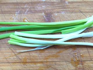 8、蒜蓉蒸丝瓜,香葱摘好洗净