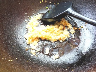 11、蒜蓉蒸丝瓜,放入蒜末，葱花，姜末炒出香味