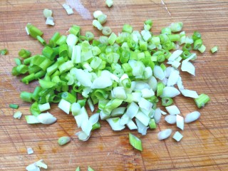 9、蒜蓉蒸丝瓜,切碎备用