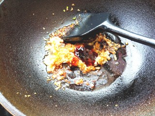 12、蒜蓉蒸丝瓜,放入生抽，耗油翻炒均匀，出锅