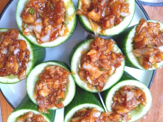 13、蒜蓉蒸丝瓜,用勺子舀入丝瓜上