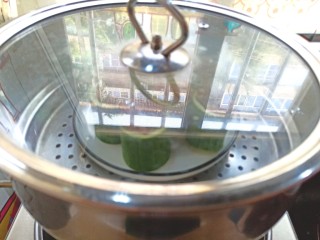 14、蒜蓉蒸丝瓜,放入锅中，水开蒸10分钟