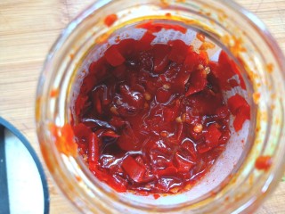 15、蒜蓉蒸丝瓜,备好辣椒酱，和淀粉