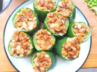 16、蒜蓉蒸丝瓜,蒸好的丝瓜取出，倒出盘里的汤汁