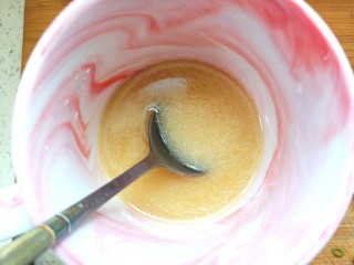 17、蒜蓉蒸丝瓜,倒入淀粉中，调好水淀粉