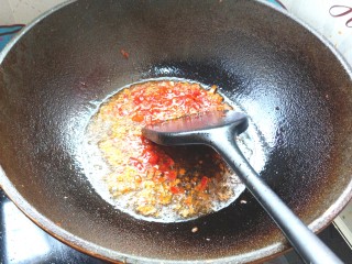 19、蒜蓉蒸丝瓜,油热后放入辣酱翻炒出香味