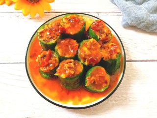 21、蒜蓉蒸丝瓜,把汁子浇在蒸好的丝瓜上即可