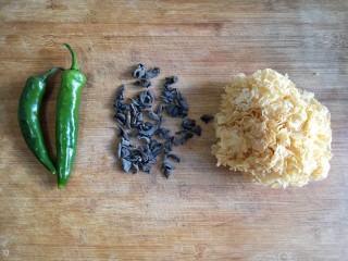 1、十味 双椒爆双耳,准备主要食材。