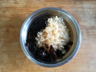 2、十味 双椒爆双耳,将木耳和银耳提前泡发。