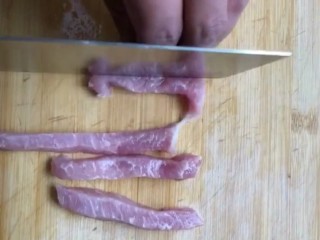 1、香辣猪肉干,猪肉改刀切成条