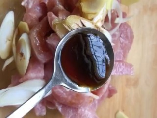 2、香辣猪肉干,加葱姜，料酒，盐，生抽，耗油