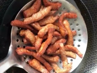 5、香辣猪肉干,炸至金黄干香捞出
