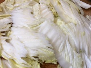 2、醋溜大白菜,选取白菜帮切斜刀备用，这样更入味