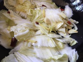 14、醋溜大白菜,加入大白菜大火炒软