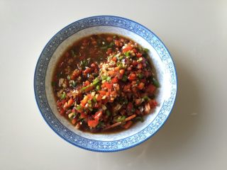 5、蒜香烤茄子,把青椒、红椒、小米辣丁和翻炒好的佐料拌匀,可尝一下味道,咸味要比平时炒菜咸一点儿,因为要用来烤茄子