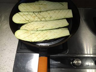 7、蒜香烤茄子,上锅,先蒸10分钟,这样烤出来的茄子多汁