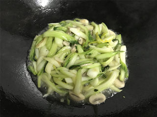 11、蘑菇炒菜梗,煮至菜梗变软入味就可以熄火，出锅了。