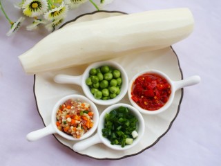 1、简单易做的剁椒蒸萝卜,准备好所有食材。