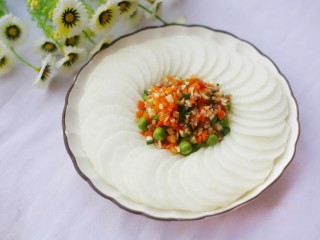 3、简单易做的剁椒蒸萝卜,中间放入豌豆和肉末。这个肉末是茄子酿肉剩下的。