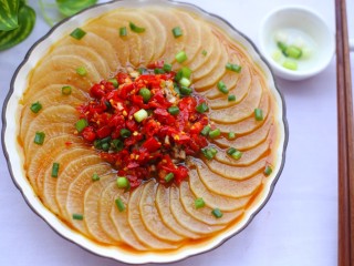 8、简单易做的剁椒蒸萝卜,成品。