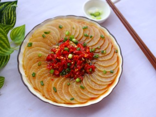 9、简单易做的剁椒蒸萝卜,出乎意料的好吃。