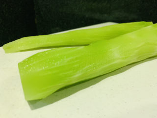 3、清炒莴笋丝,去皮