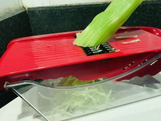 4、清炒莴笋丝,用网厨兑换的厨具推丝，很好用