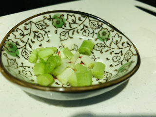 6、清炒莴笋丝,葱白洗净切粒