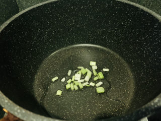 8、清炒莴笋丝,大火热锅，炒香葱白