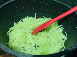 10、清炒莴笋丝,炒香，断生