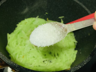 12、清炒莴笋丝,加味精