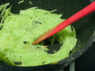 13、清炒莴笋丝,翻炒均匀，全程大火