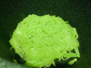 15、清炒莴笋丝,翻炒均匀，起锅